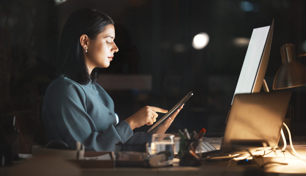 woman at desk utilizing cloud communication at work